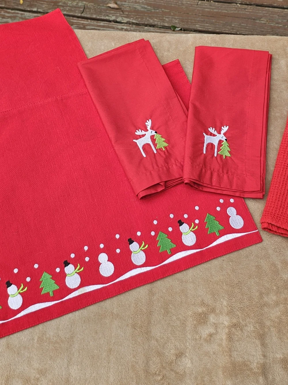 Crate & Barrel. 2 Placemats, 2 Dinner Napkins, 2 Towels. Snowman & Reindeer.